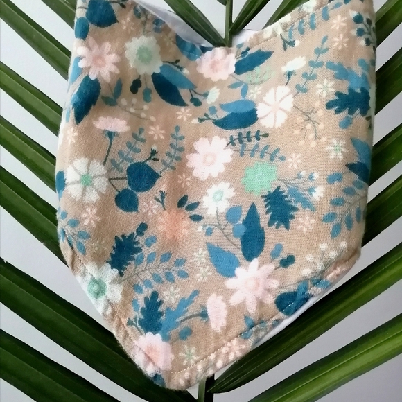 Floral bib - Picture 1 of 1
